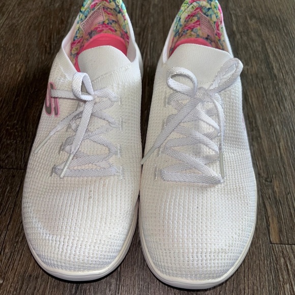 Ladies 9:5 Skechers memory foam sneakers - Picture 5 of 9